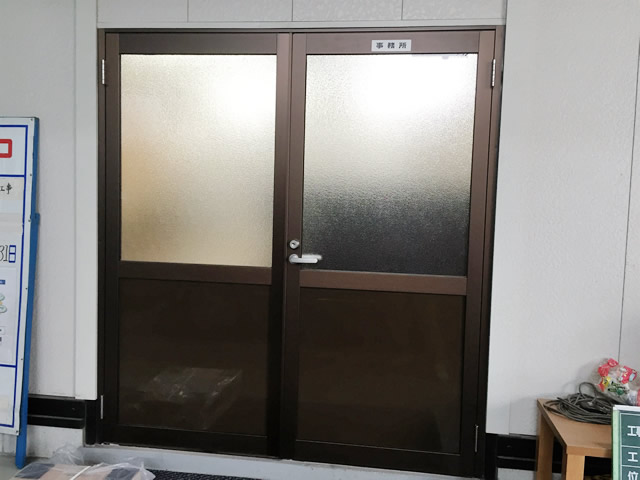 事務所親子ドア取替工事　ＹＫＫＡＰアルミ框ドア　名古屋市港区